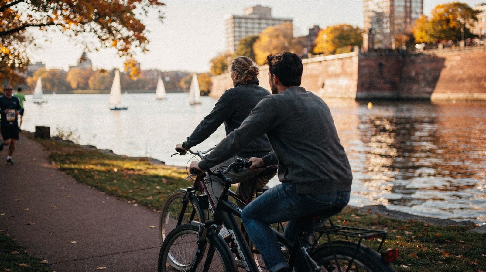De Boston à Cambridge en vélo électrique : traverser la Charles jusqu'à Harvard et au MIT
