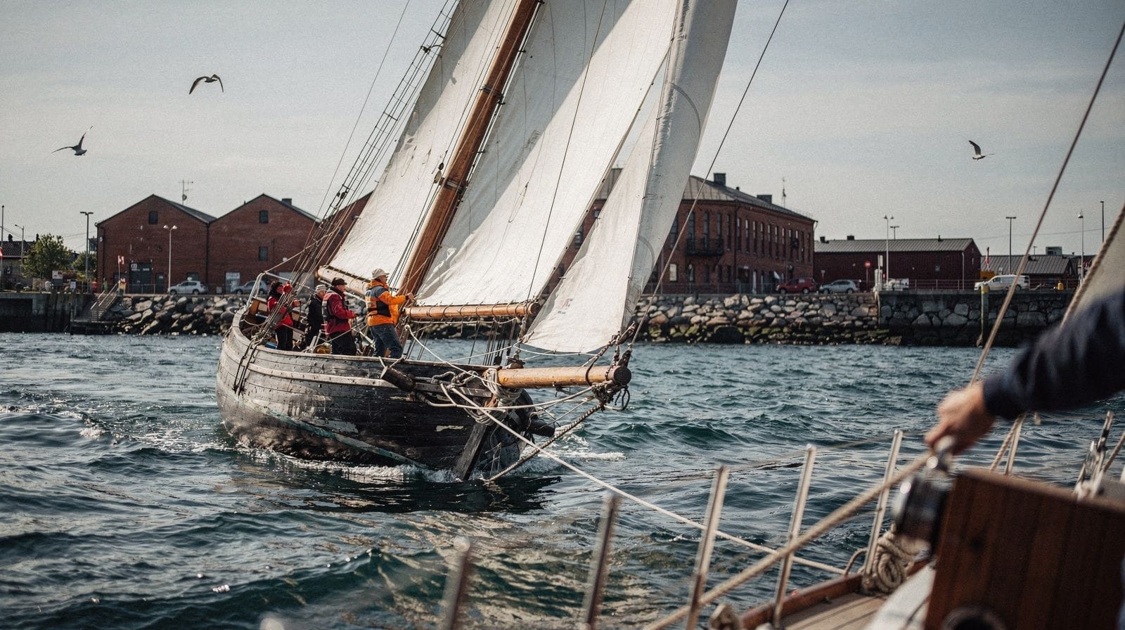 Naviguer en goélette dans le port de Boston