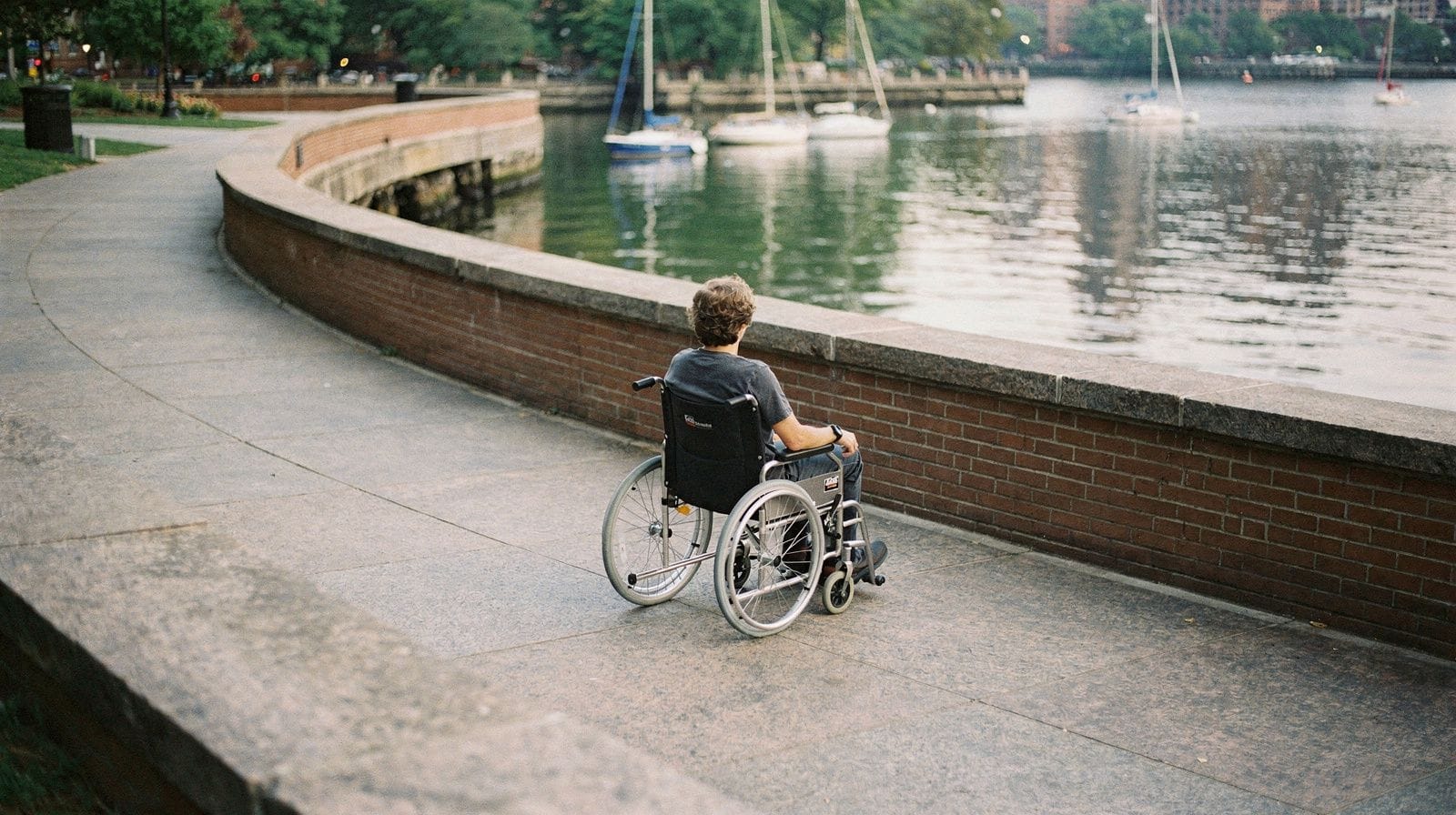 Accessibilité en fauteuil roulant à Boston : un guide honnête
